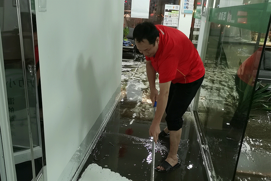 暴雨來襲，聽覺有道驗配師連夜搶救公司財產